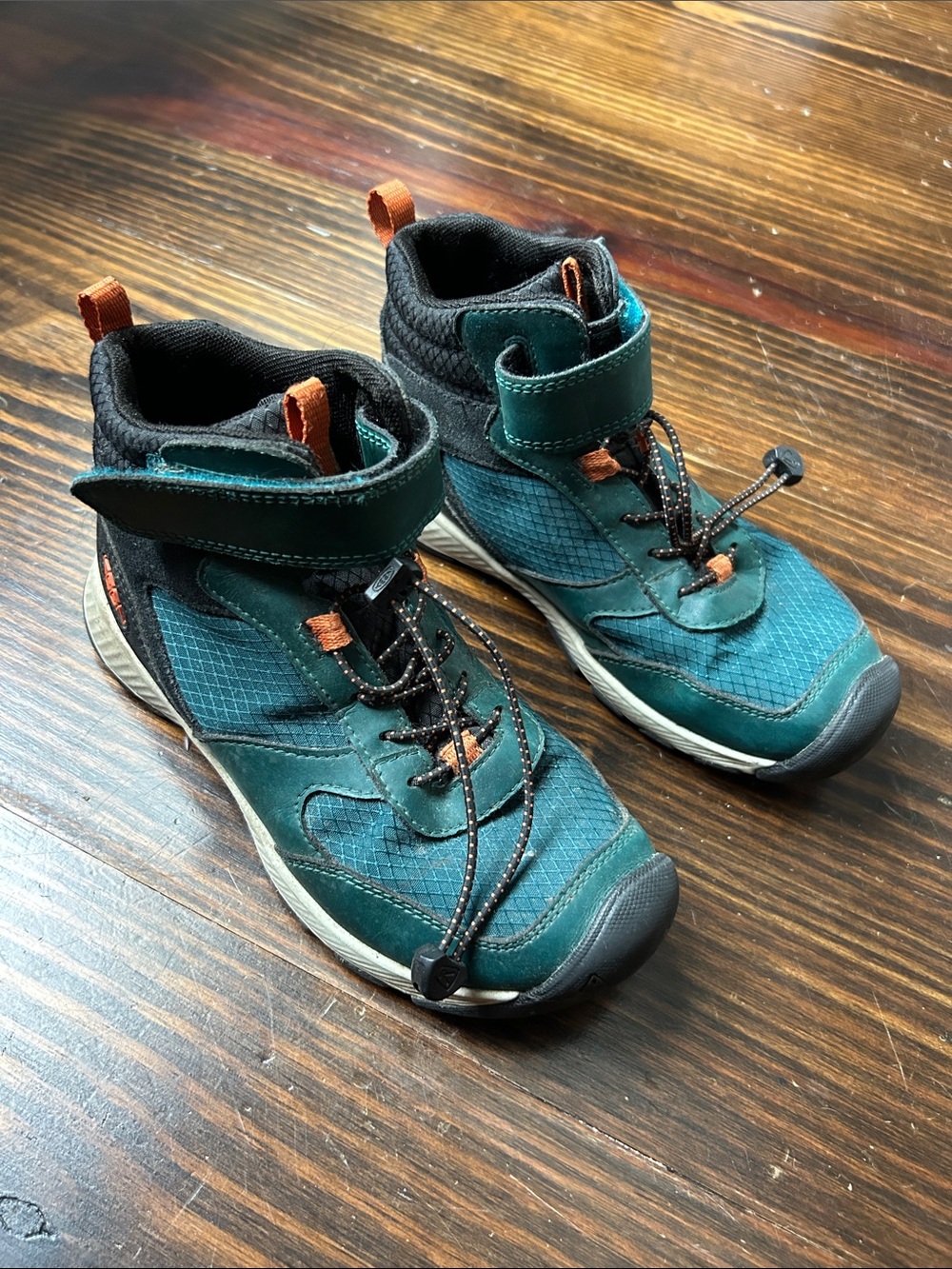 KEEN Skua Mid Waterproof Boots in Teal and Orange
